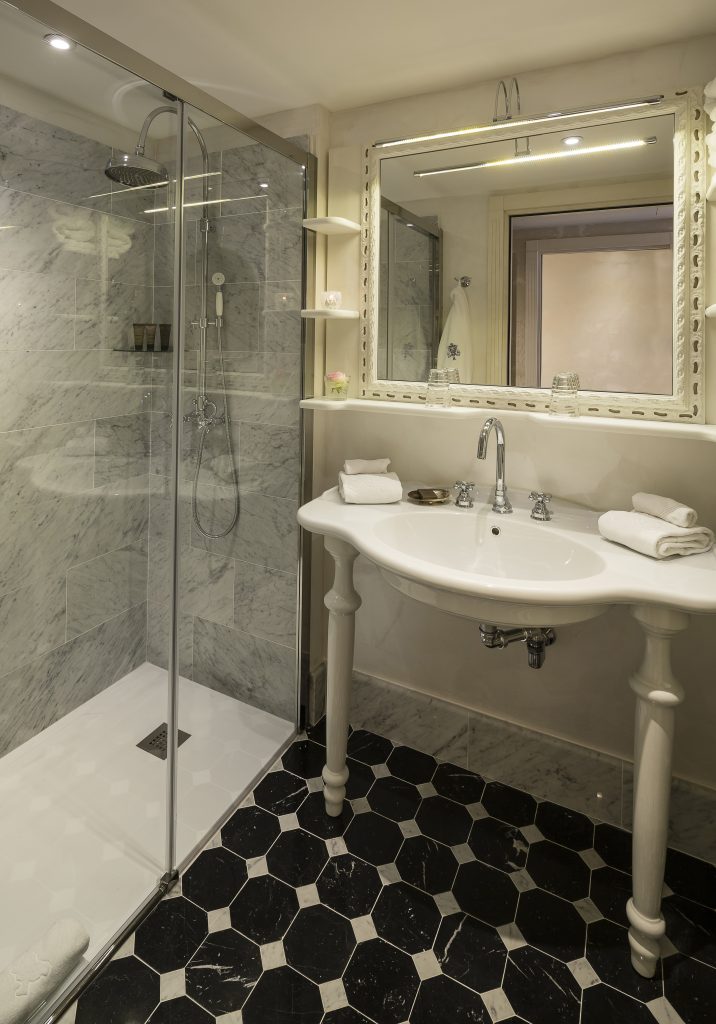 Une salle de bains avec une douche à l'italienne et un lavabo