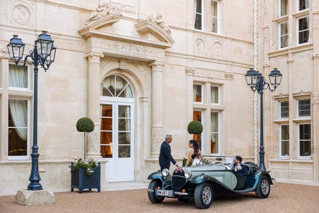 Guests arriving by vintage car in the inner courtyard