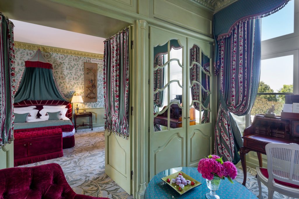 Une suite Château avec un lit à baldaquin et des portes peintes en vert