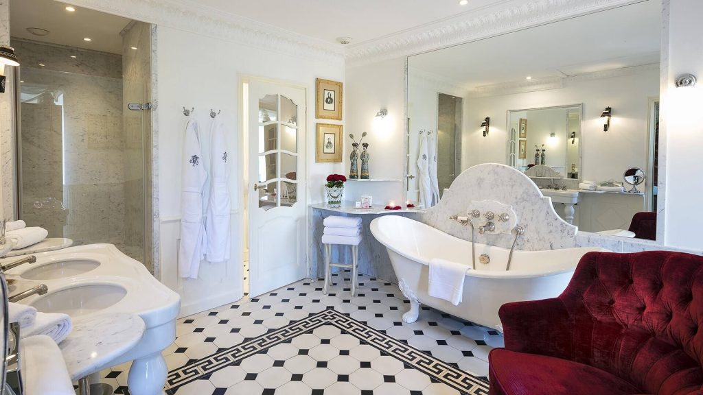 Une salle de bains Château Suite avec une baignoire libre-témoins