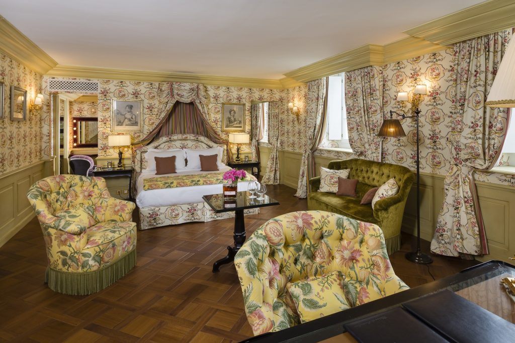 Une Galerie Suite avec des tissus floraux et des fauteuils