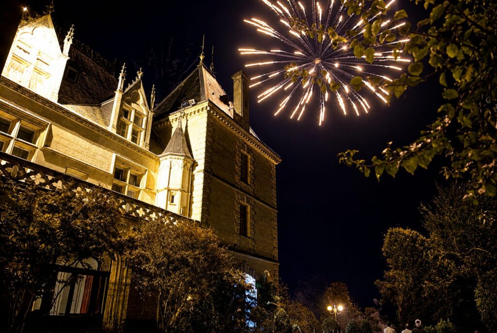A wedding at Château de Mirambeau photographed by Roey Yohai