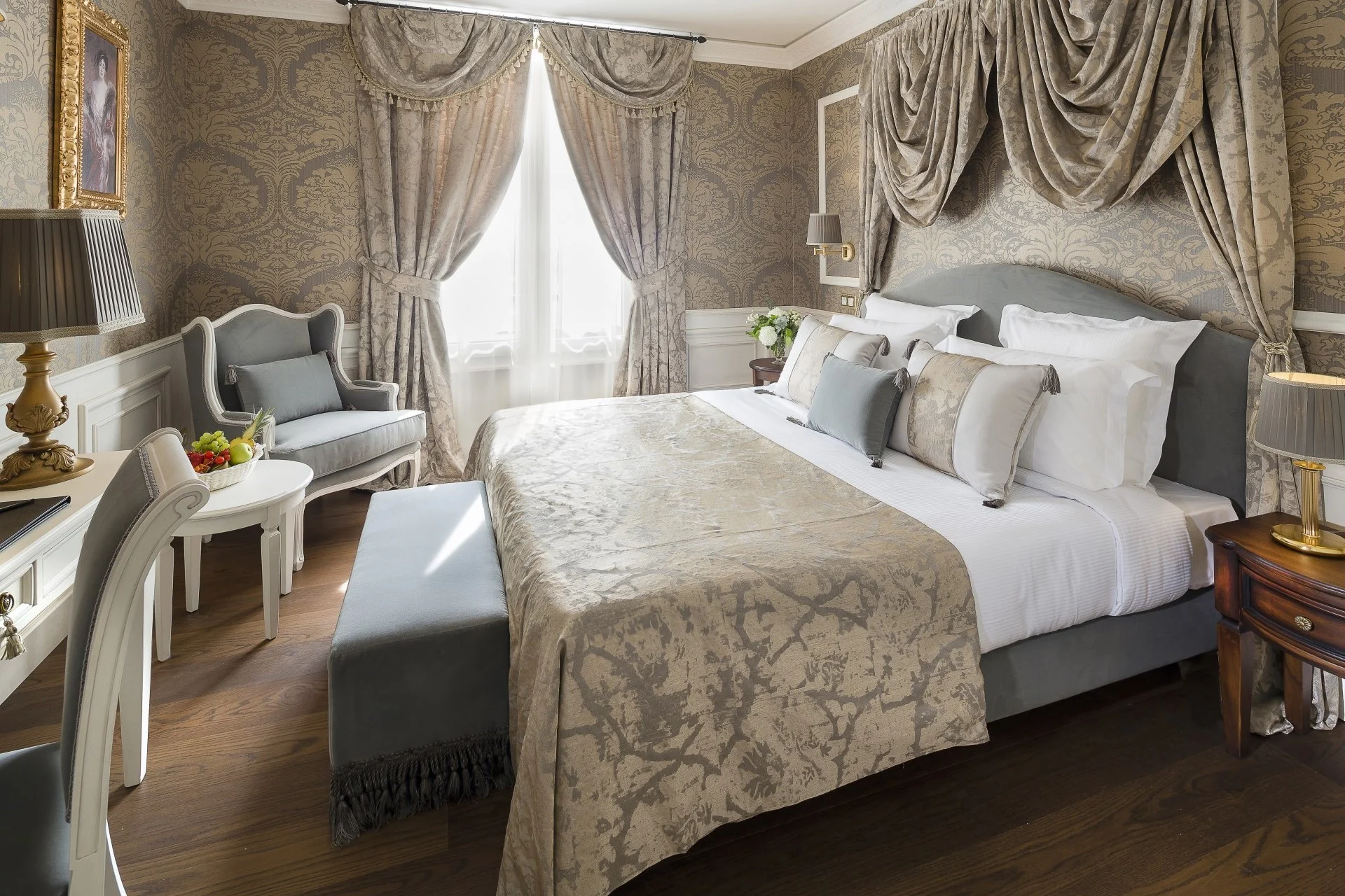 Une chambre classique avec un grand lit aux tons gris