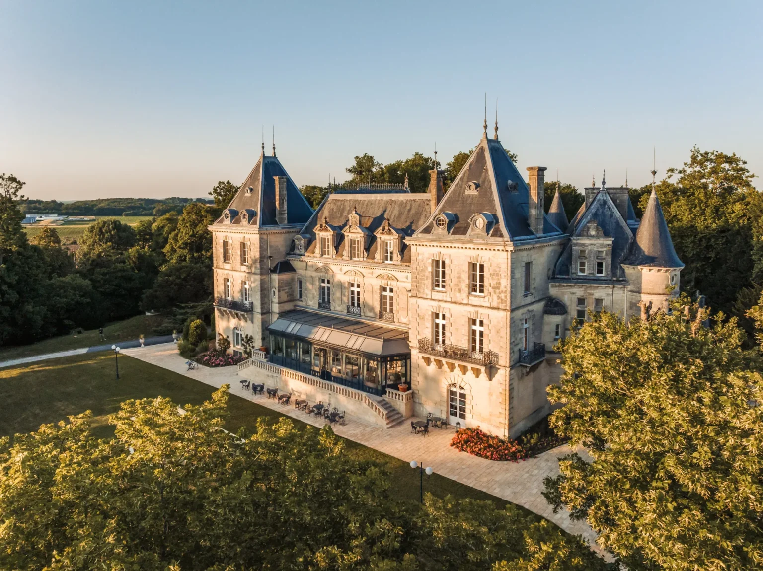 Le château et son parc au coucher du soleil, vu de haut